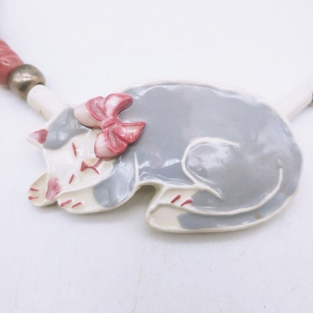 VTG Shoestrings Porcelain Sleeping Cat Pendent Necklace
